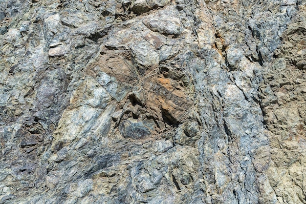 Frammento di roccia nelle fessure Primo piano di una montagna