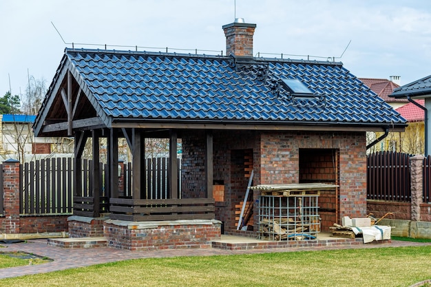 Frammento di un edificio moderno rivestito di mattoni decorativi in vecchio stile