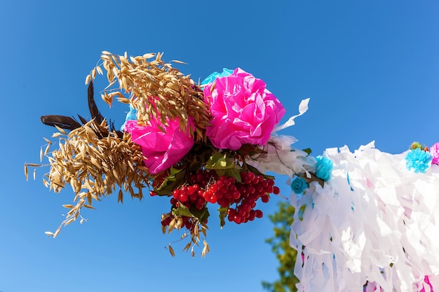 Frammento di un matrimonio creativo, l'albero nuziale è decorato con viburno, spighe di grano, piume e fiori di carta. Tradizioni nuziali dell'Ucraina occidentale.
