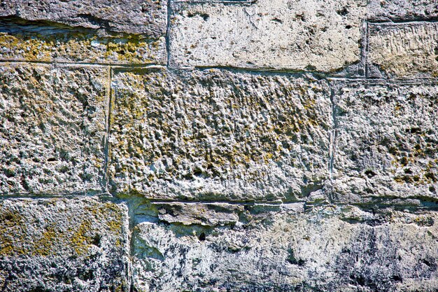 Frammento di un muro da una pietra scheggiata.