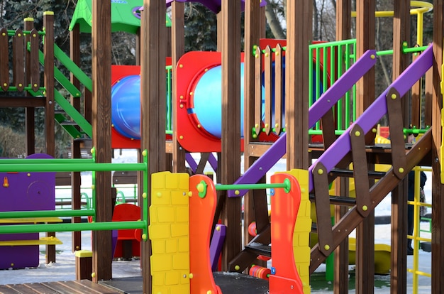 Frammento di un parco giochi in plastica e legno, dipinto in diversi colori