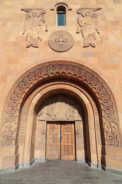 Frammento e la porta d'ingresso della Cattedrale di San Sarkis a Yerevan, Armenia
