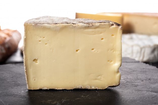 Francese appetitoso della montagna di tomme del formaggio