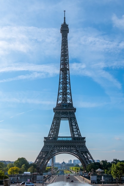 Francia. Parigi. Mattina di sole estivo. Torre Eiffel e cielo blu