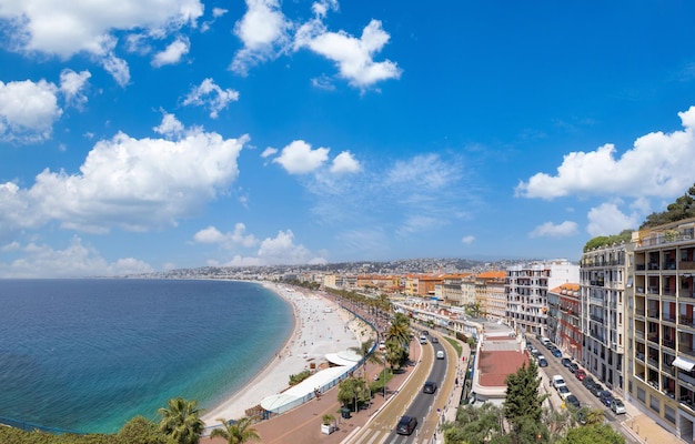 Francia skyline panoramico del centro storico di Nizza e spiagge azzurre lungo la Promenade des Anglais