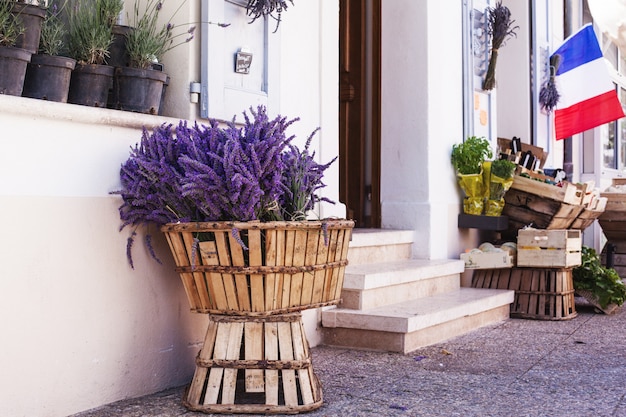 Francia, Valensole, luglio 2018. Bellissimi bouquet di lavanda si trovano in un cestino per la vendita nel mercato locale