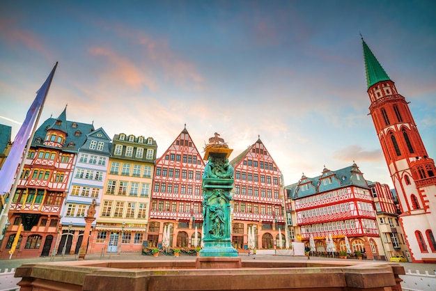 Francoforte Piazza della città vecchia Romerberg al crepuscolo in Germania.