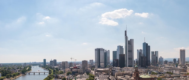 Francoforte sul Meno con cielo blu Skyline Panorama