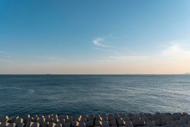 Frangiflutti del litorale all'aperto e vista sull'oceano