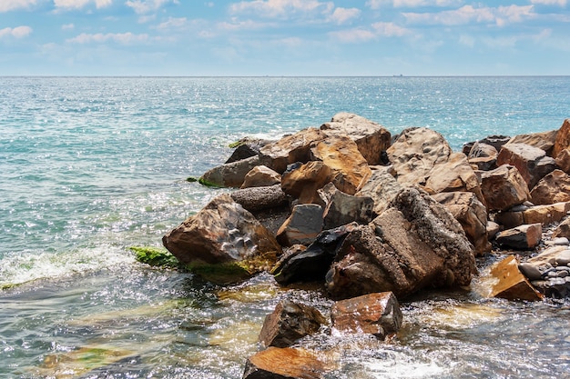 Frangiflutti di grosse pietre sulla spiaggia