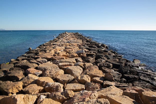 Frangiflutti rocciosi e mare a El Campello Alicante Spagna