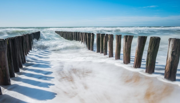 Frangiflutti sulla spiaggia del mare del nord a Domburg Zelanda Olanda