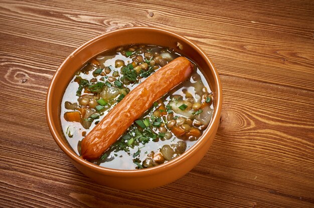 Frankfurter Linsensuppe - Zuppa di lenticchie tedesca con salsiccia.cucina contadina