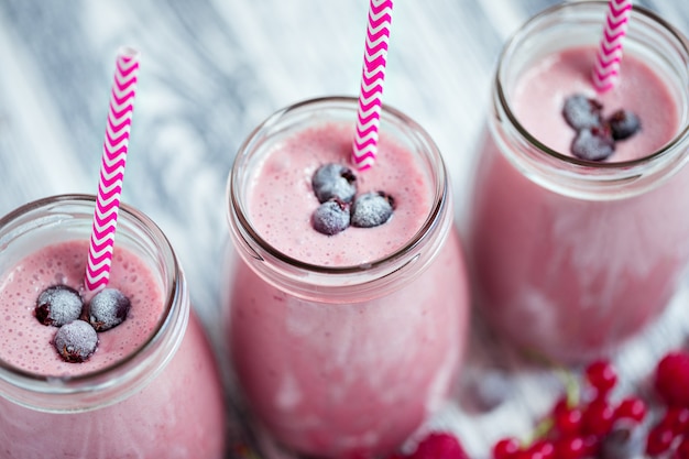 Frappè ai frutti di bosco in barattoli di vetro