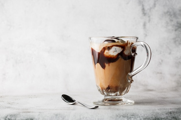 Frappe al cioccolato con panna montata, sciroppo di cioccolato e gelato su sfondo di marmo brillante. Vista dall'alto, copia spazio. Pubblicità per menu bar. Menu della caffetteria. Foto orizzontale.