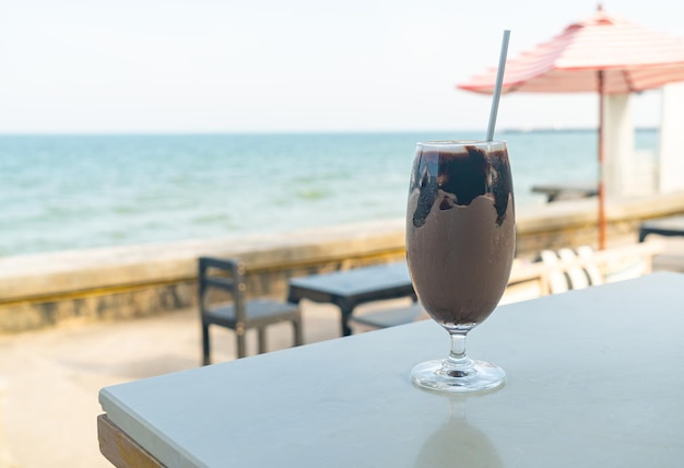 frappè al cioccolato ghiacciato con sfondo oceano mare