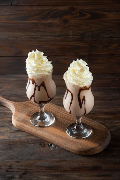 Frappè al cioccolato sul tagliere di legno