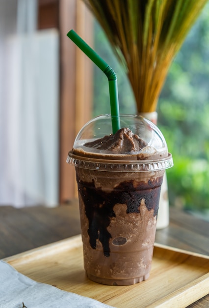 Frappe al cioccolato sul tavolo nella caffetteria