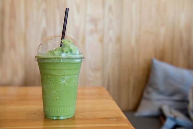 frappe al tè verde e blended. Acqua dolce e fredda. Copia spazio per il testo