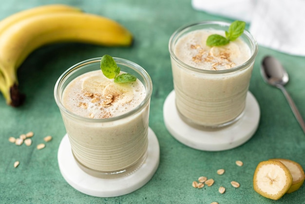 Frappè alla banana con farina d'avena in un bicchiere