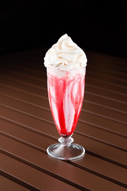 Frappè alla fragola ricoperto di panna montata