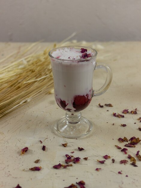 frappè alla fragola rosa sul tavolo