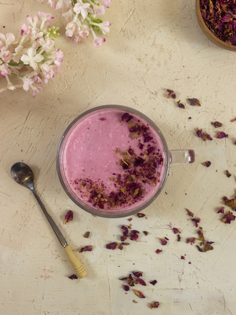 frappè alla fragola rosa sul tavolo