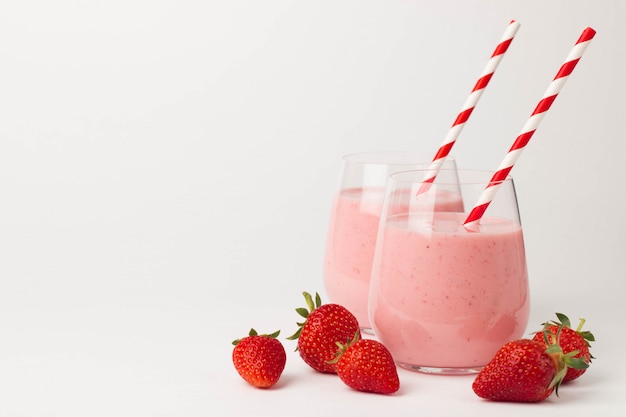 Frappè alla fragola vicino ai frutti della fragola