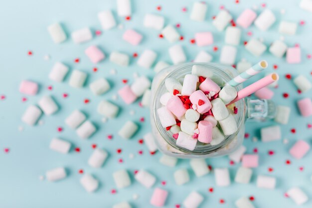 Frappè con Marshmallows in un barattolo di vetro su sfondo blu