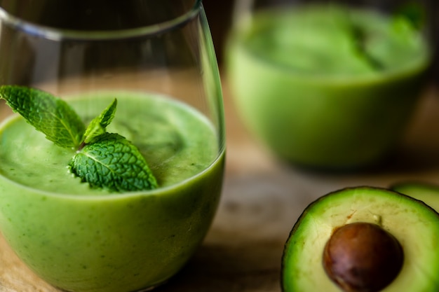 Frappè di avocado verde. Frullato delizioso e salutare