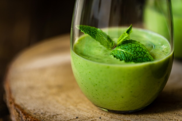 Frappè di avocado verde. Frullato delizioso e salutare