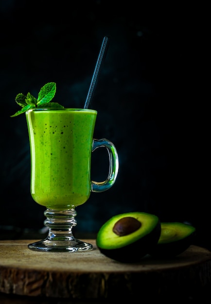 Frappè di avocado verde. Frullato delizioso e salutare