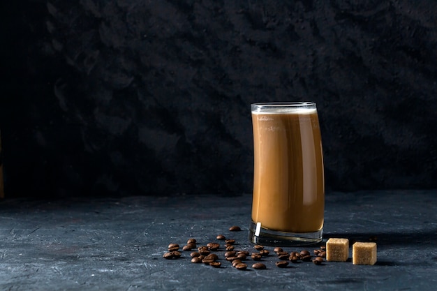 Frappe di caffè freddo in vetro alto con zucchero e chicchi di caffè