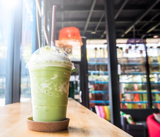 frappè di tè verde e frullato sul tavolo