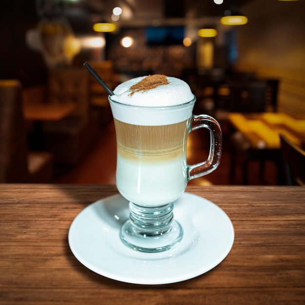 Frappuccino al caffè in tazza di vetro.