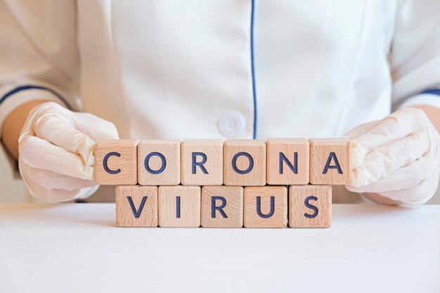 Frase di testo Coronavirus su cubi di legno nelle mani del medico. Coronavirus della sindrome respiratoria covid-19.