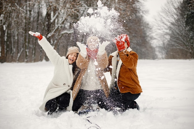 Fratelli adolescenti e la loro madre in sella a una slitta a Winter Park