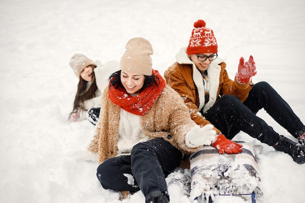 Fratelli adolescenti e la loro madre in sella a una slitta a Winter Park