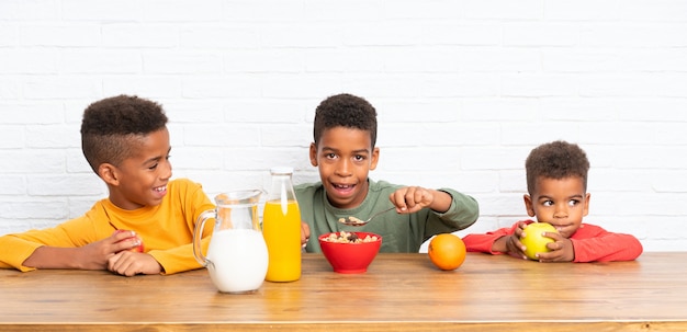 Fratelli afroamericani facendo colazione