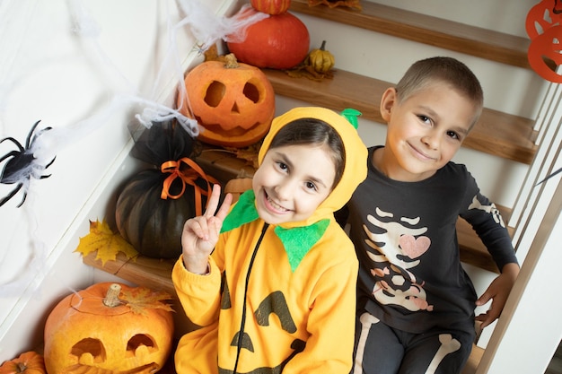 Fratelli allegri pronti per il dolcetto o scherzetto di Halloween