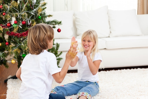 Fratelli carini divertendosi a Natale