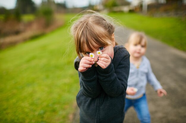 Fratelli che giocano al parco