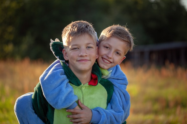 Fratelli che stanno insieme su un campo