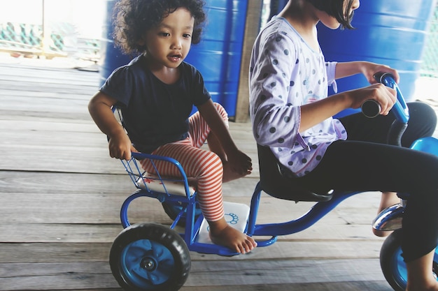 Fratelli e sorelle in bicicletta a casa