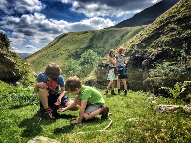 Fratelli e sorelle sul campo erboso di Howgill Fells
