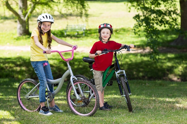 Fratelli felici sulla loro bici