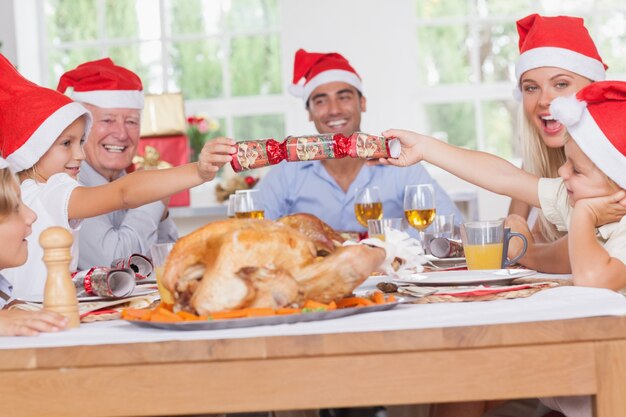 Fratelli germani che tirano un cracker di Natale