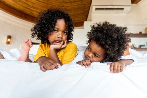 Fratelli sdraiati sul letto