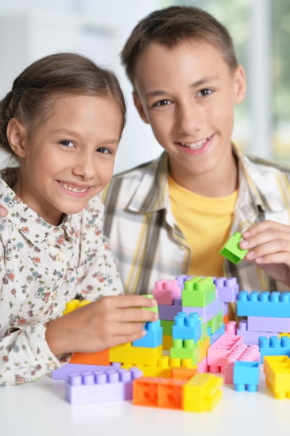 Fratello e sorella che giocano con blocchi di plastica