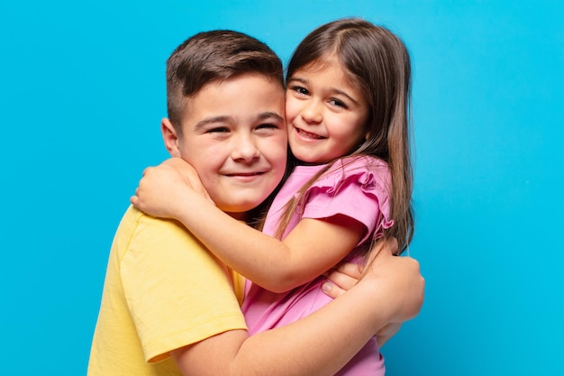 Fratello e sorella che giocano con l'espressione felice